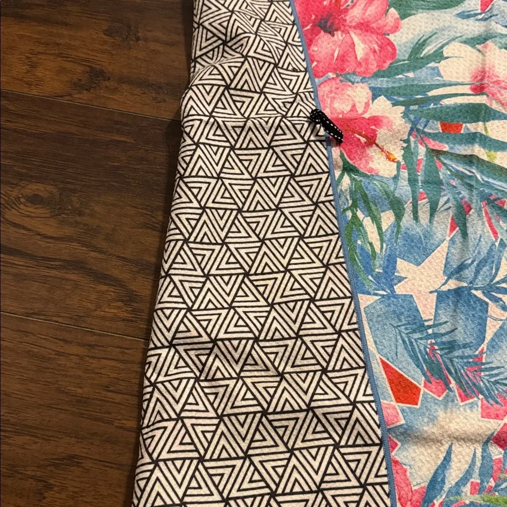 Tesalate Beach Towel 61.5" x 30" - Picture 3 of 4